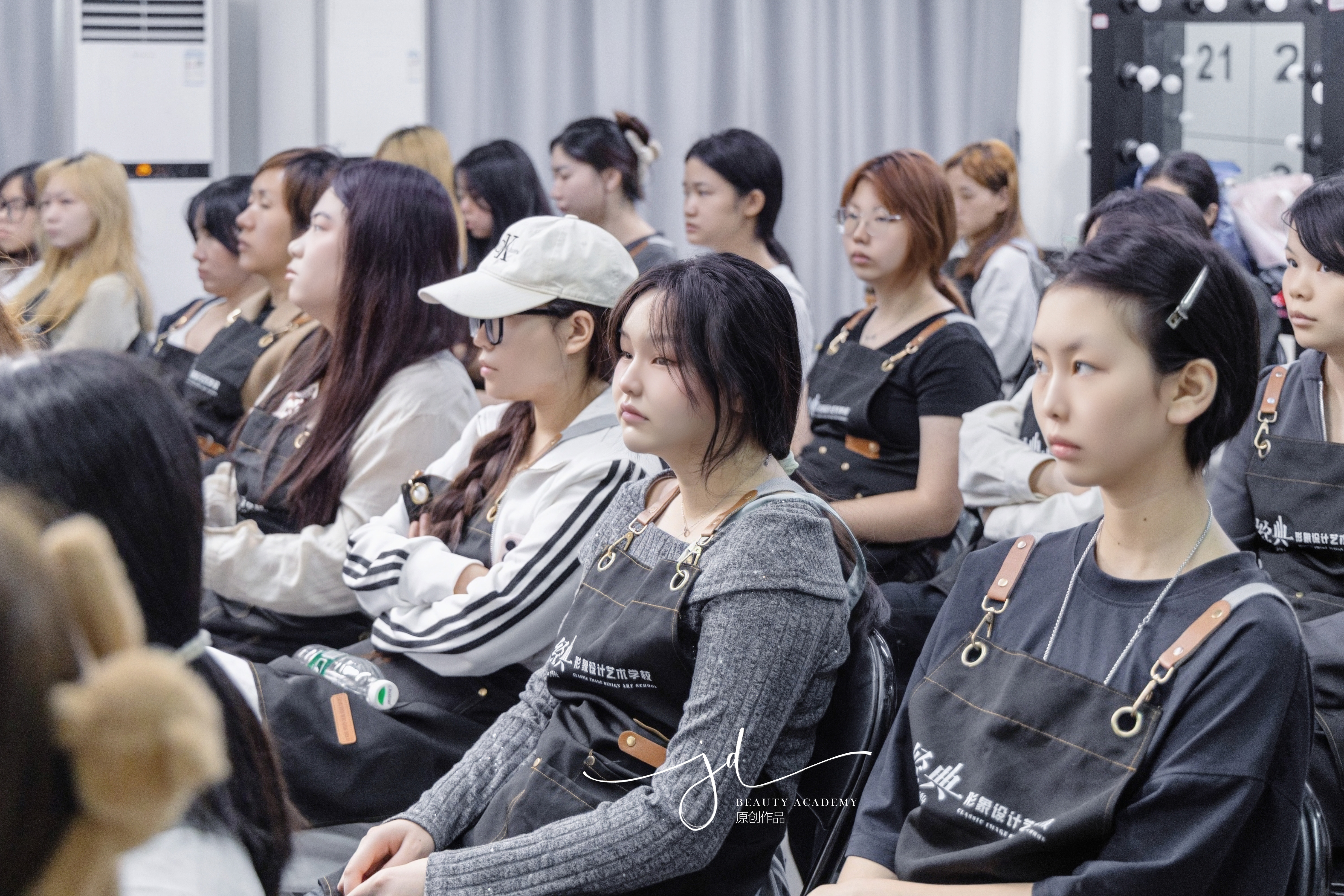 学员们全神贯注投入课堂