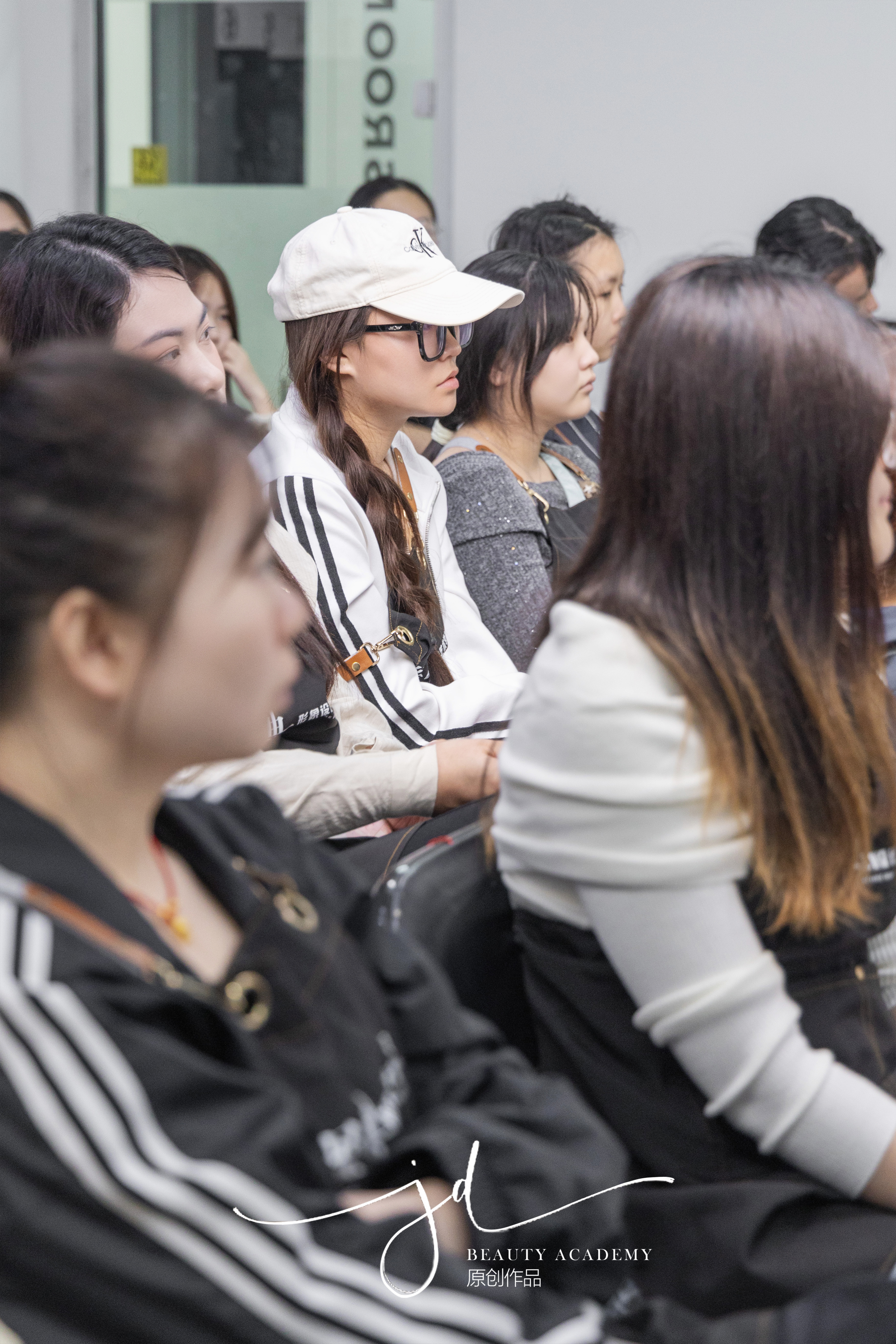 课堂现场学员认真聆听