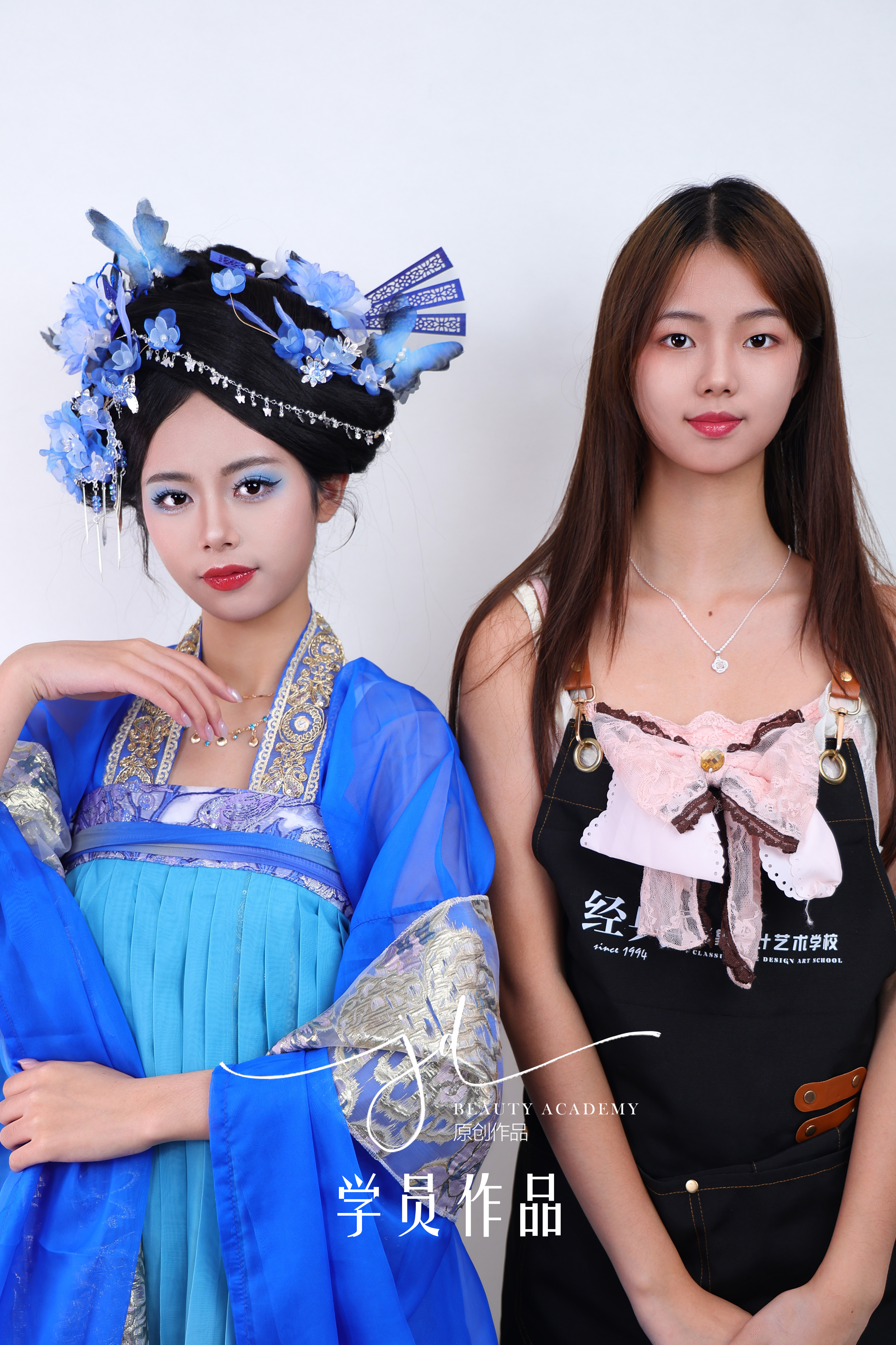 蓝色国风妆造学员与工作人员合影